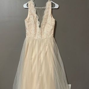 Lulu’s Embroidered Tulle Maxi Dress.- Size Large